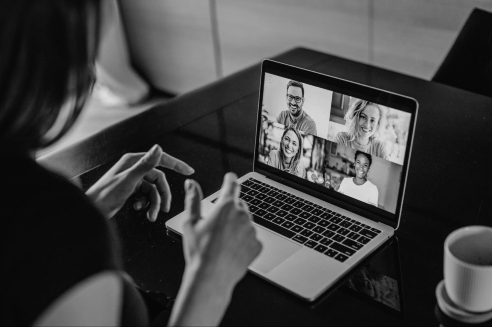 Participant interagissant avec un expert pendant un webinaire en direct