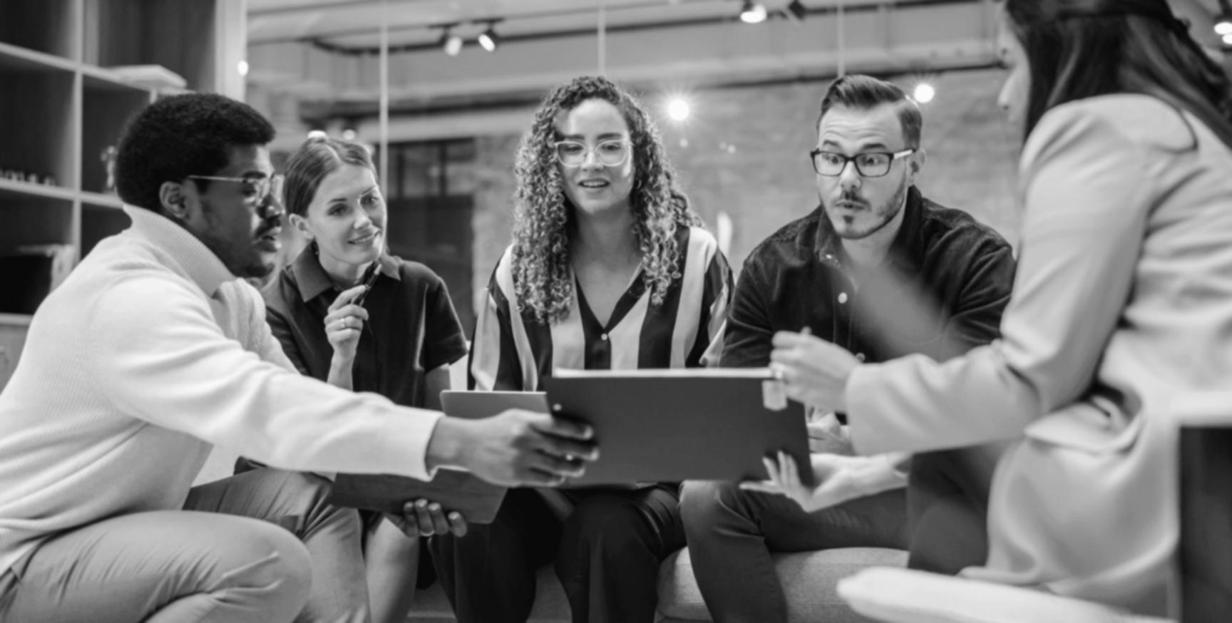 Participant suivant un webinaire stoneveluri sur la planification budgétaire